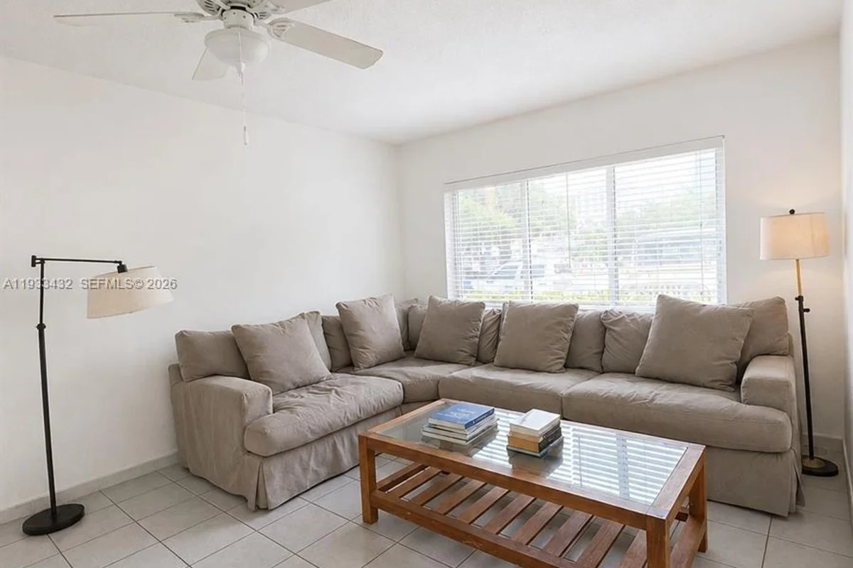 1001 SE 16th St #1, Fort Lauderdale: photo 1 of 13