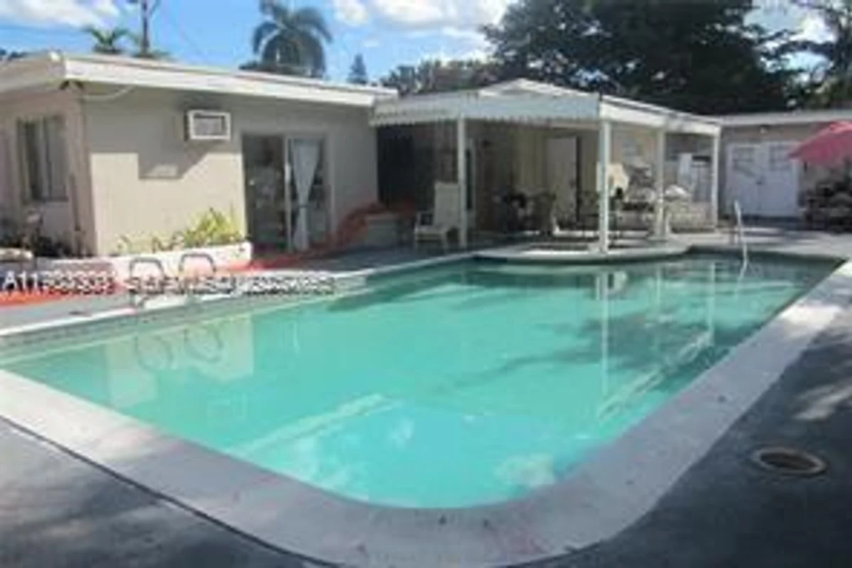 Townhouse in Hollywood: photo 1 of 9