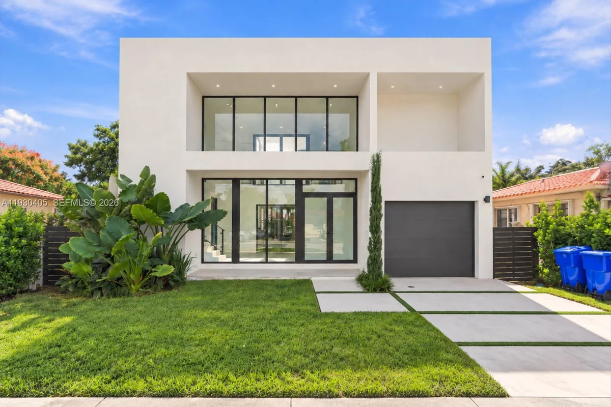 2484 SW 18th St, Miami: photo 1 of 8