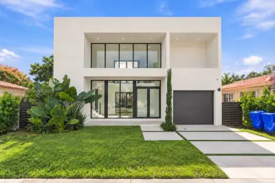 2484 SW 18th St, Miami: photo 1 of 8