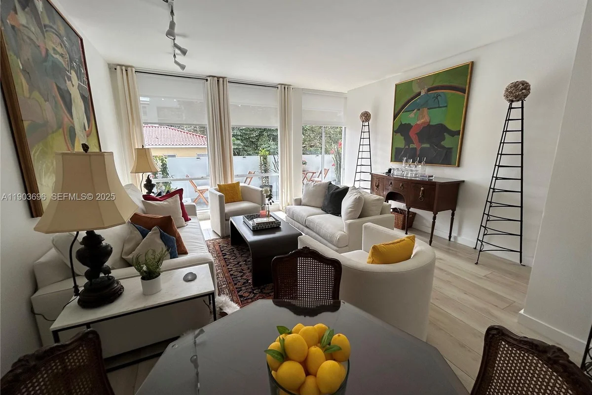 Condo in Coral Gables: photo 1 of 7