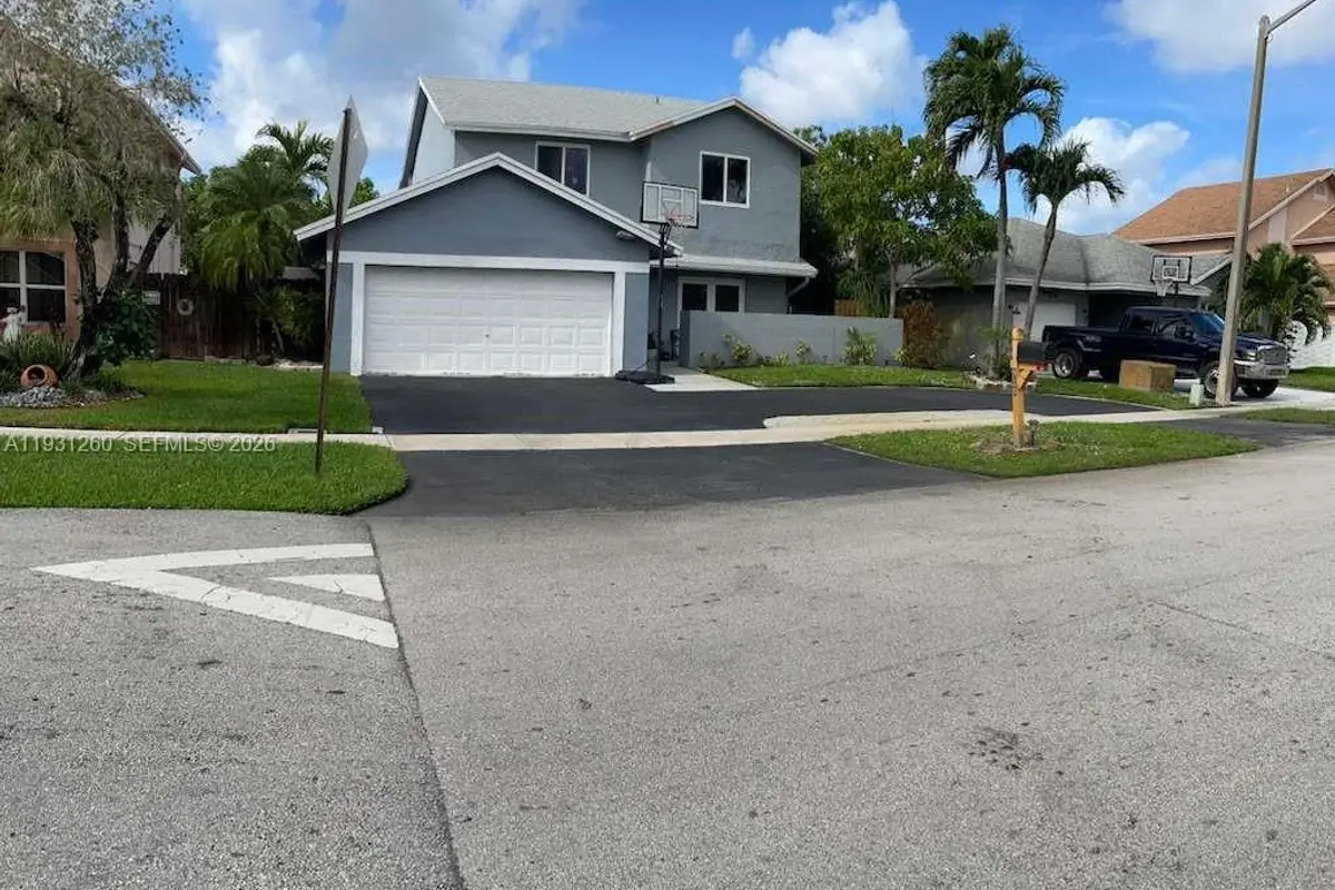 House in Pembroke Pines: photo 1 of 58
