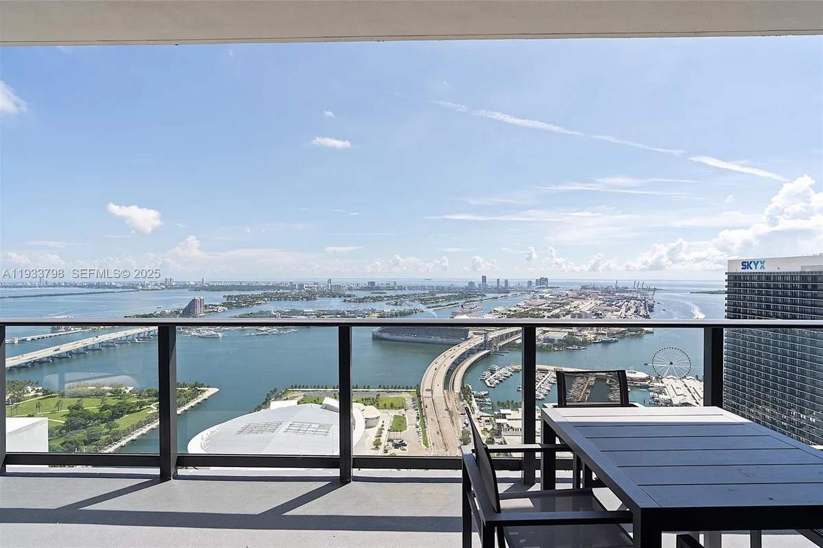 159 NE 6th St #5015, Miami: photo 1 of 59