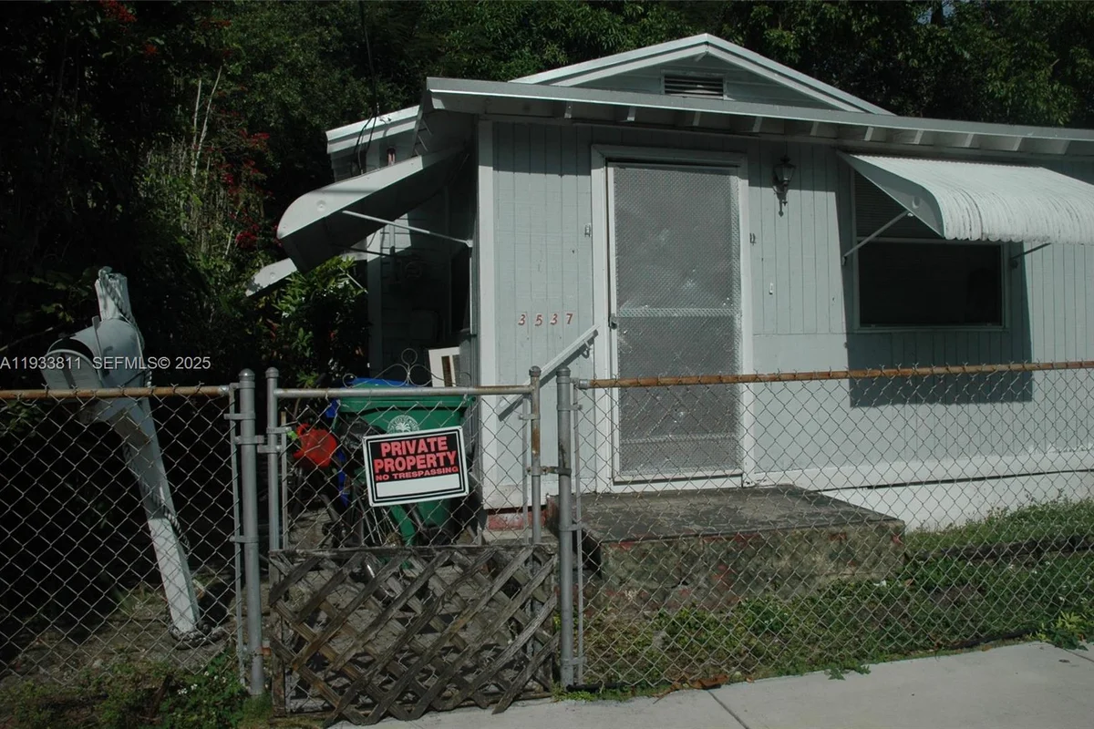 3537 Charles Ave, Miami: photo 1 of 12
