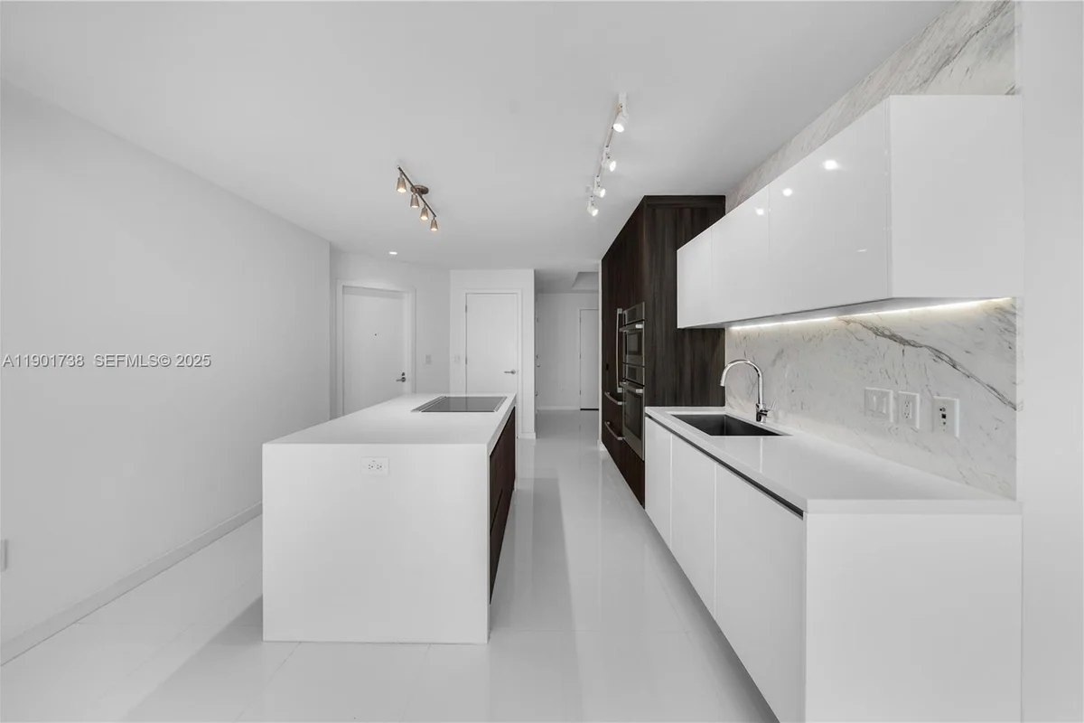 851 NE 1st Ave #2106, Miami: photo 1 of 52