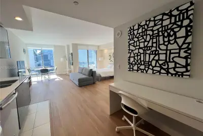 31 SE 6th St #703, Miami: photo 1 of 16