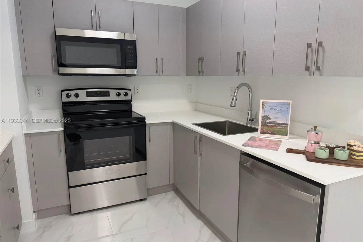 2306 E 4th Ave #303, Hialeah: photo 1 of 13