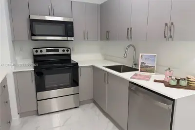 2306 E 4th Ave #303, Hialeah: photo 1 of 13