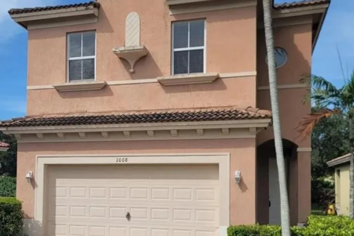 1008 NE 39th Ave, Homestead: photo 1 of 12