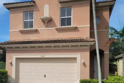 1008 NE 39th Ave, Homestead: photo 1 of 12