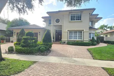 16422 NW 83rd Pl, Miami Lakes: photo 1 of 61