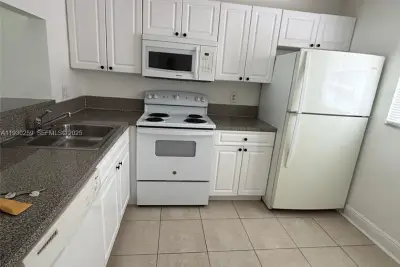 19729 SW 114th Ave #251, Miami: photo 1 of 10