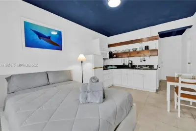 255 W 24th St #302, Miami Beach: photo 1 of 8