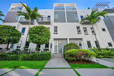 9153 NW 33rd St, Doral: photo 1 of 36