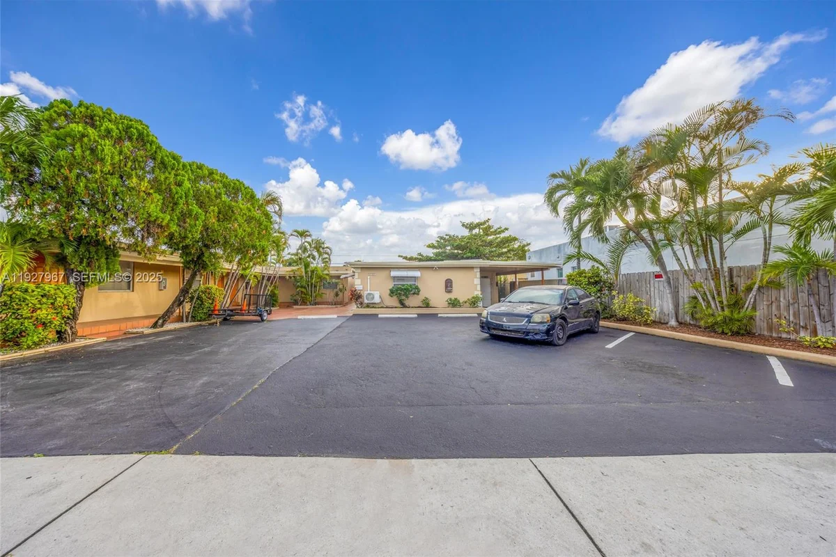 6124 Pembroke Rd, Miramar: photo 1 of 20