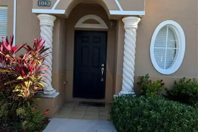 1043 SE 23rd Ave, Homestead: photo 1 of 13