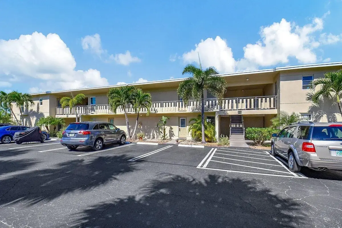 315 Circle Dr S #102, Boynton Beach: photo 1 of 31
