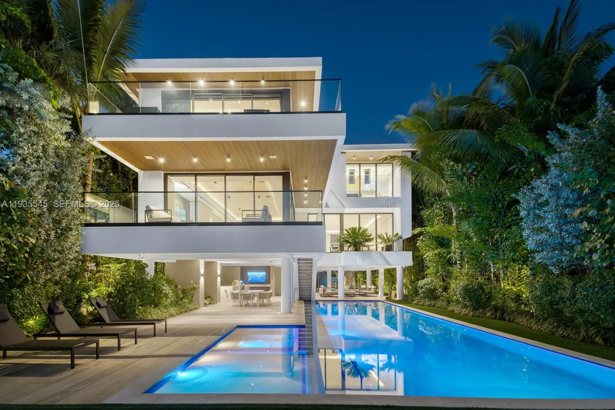 40 W Rivo Alto Dr, Miami Beach: photo 1 of 11