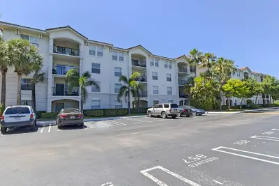 Condo in Boynton Beach: photo 1 of 17