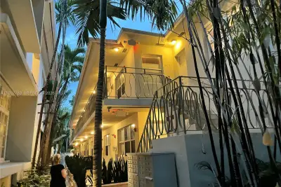 1340 Drexel Ave #406, Miami Beach: photo 1 of 28