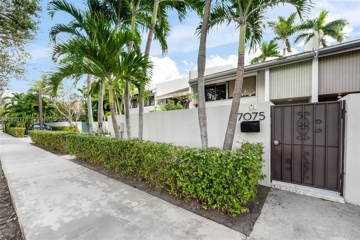 7075 SW 67th Ave #14, South Miami: photo 1 of 20