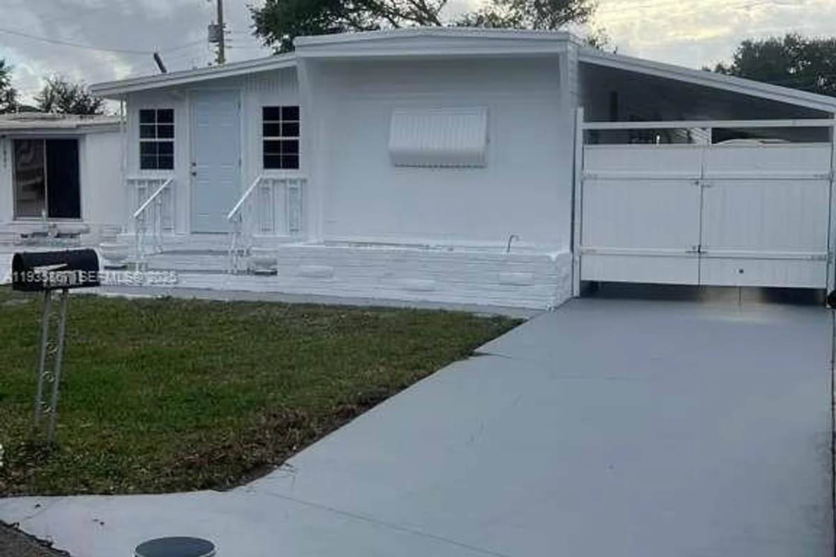1911 SW 87th Ave, Davie: photo 1 of 26