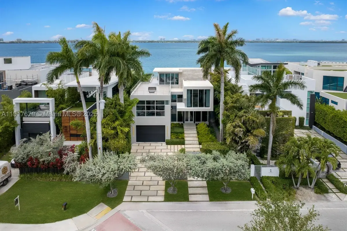 1379 N Venetian Way, Miami: photo 1 of 56