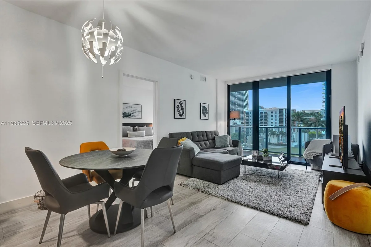 121 NE 34th St #902, Miami: photo 1 of 25
