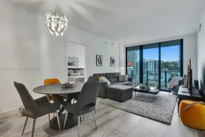 121 NE 34th St #902, Miami: photo 1 of 25