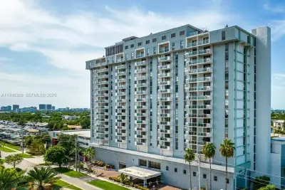 13499 Biscayne Blvd #1013, North Miami: photo 1 of 25