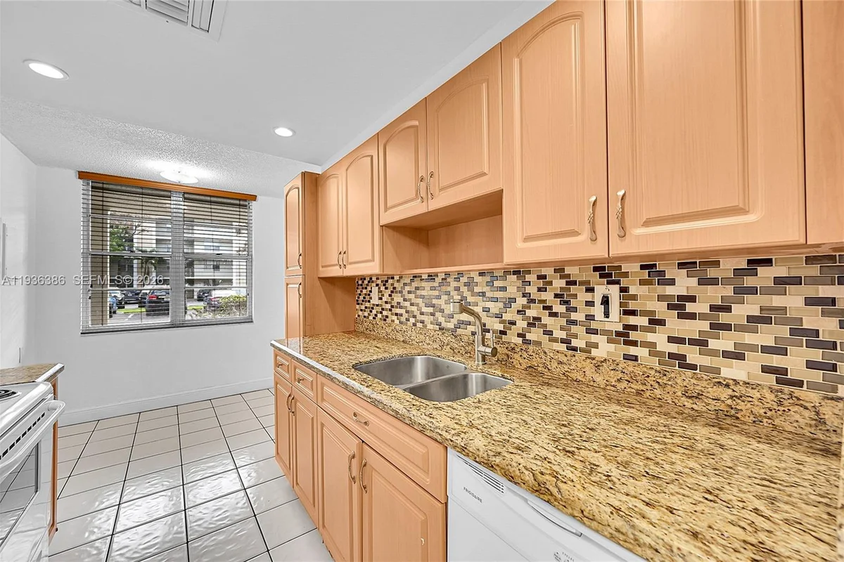 4850 NW 29th Ct #125, Lauderdale Lakes: photo 1 of 31