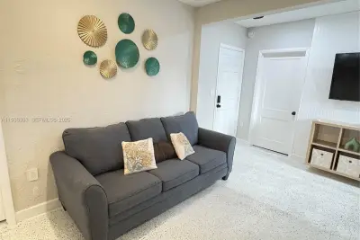 1901 SW 9 St #3, Miami: photo 1 of 1