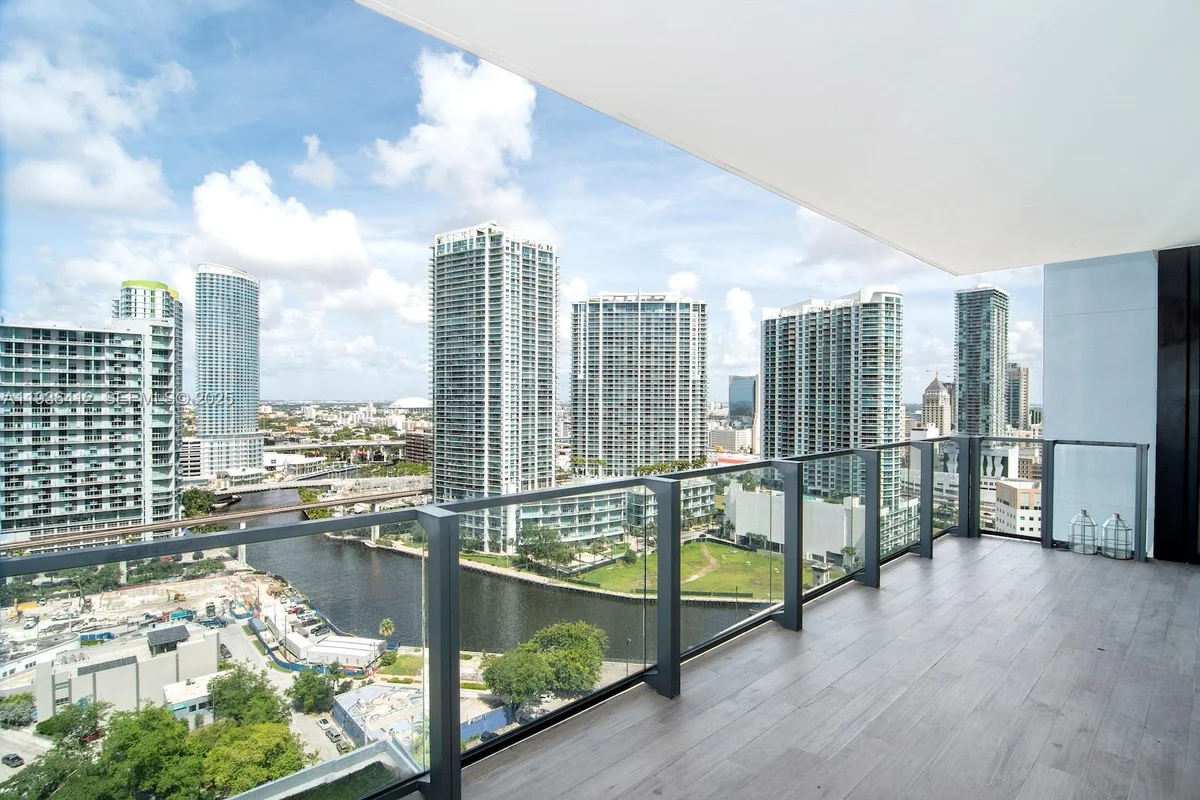 68 SE 6th St #2010, Miami: photo 1 of 30