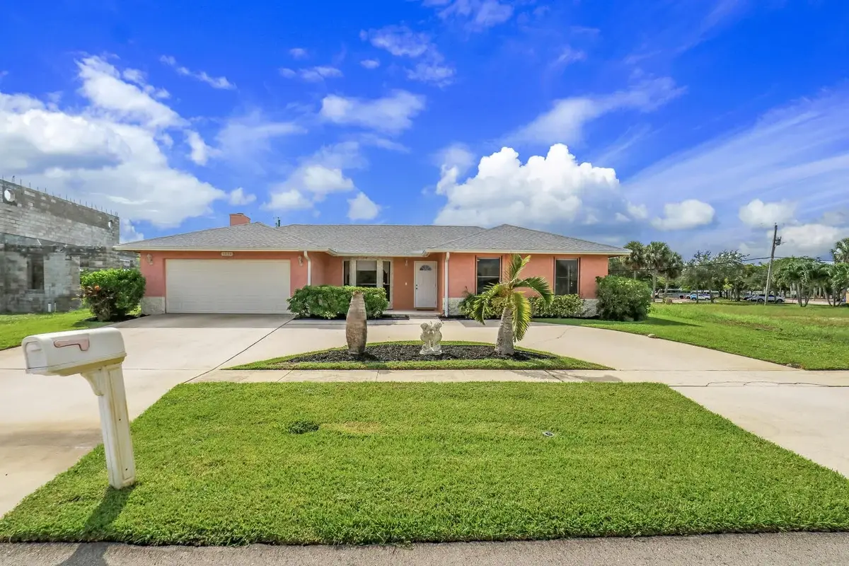 1334 N Mangonia Dr, West Palm Beach: photo 1 of 32