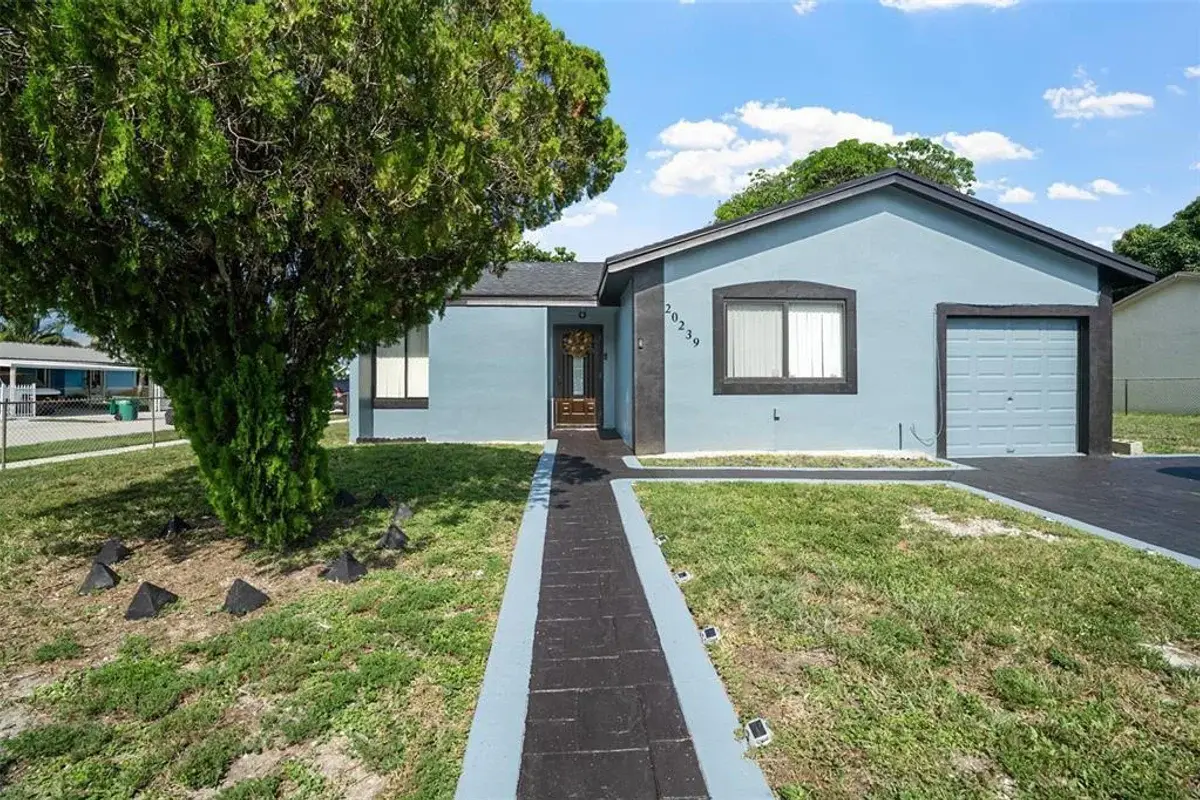 20239 NW 33rd Ct, Miami Gardens: photo 1 of 32