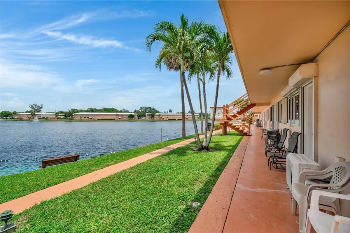 1050 SW 11th St #1L, Hallandale Beach: photo 1 of 10