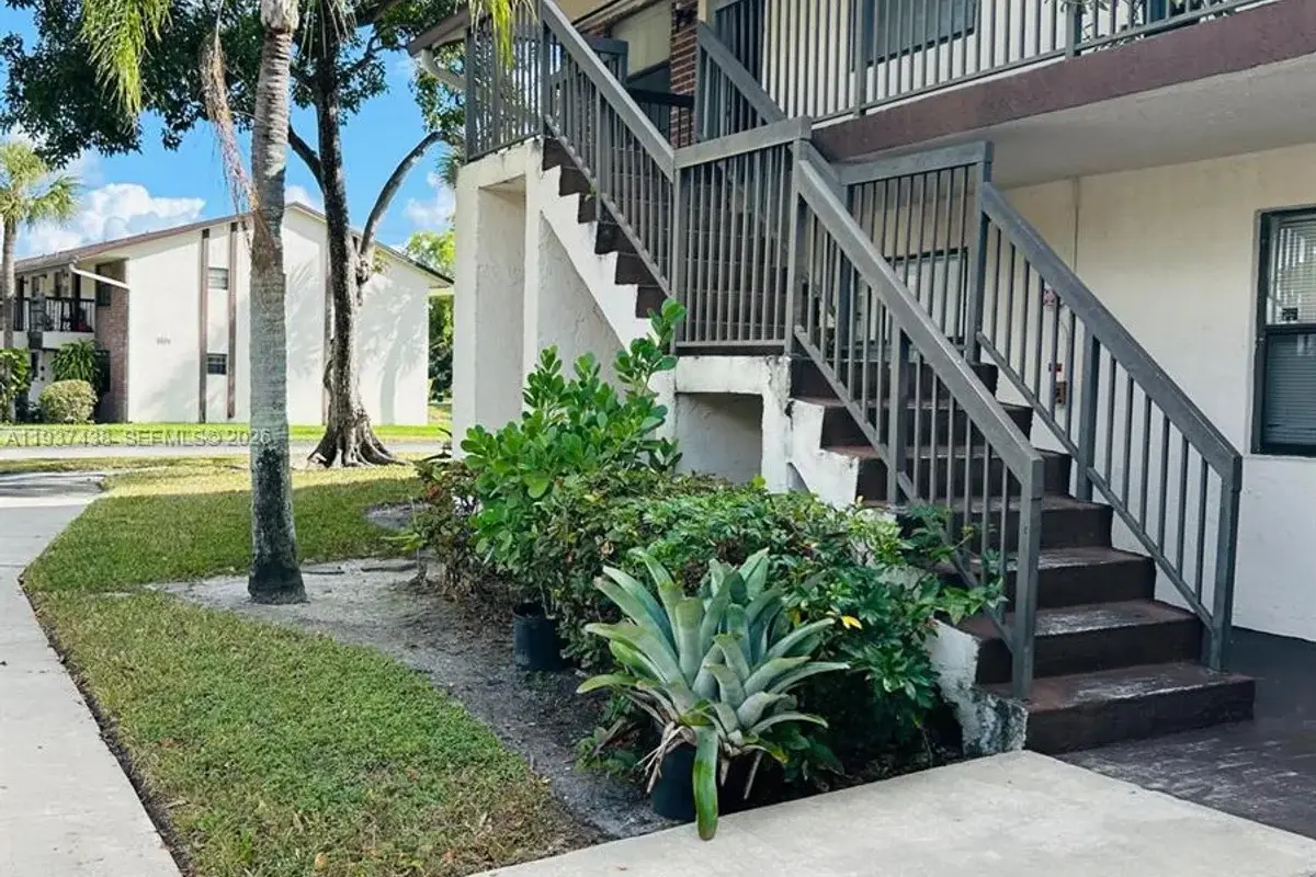 6031 Shakerwood Cir #105, Tamarac: photo 1 of 10