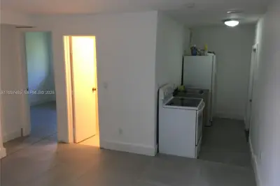2612 NE 206th St, Miami: photo 1 of 3