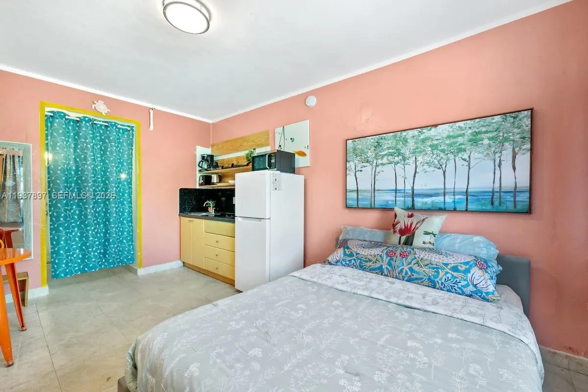 255 W 24th St #234, Miami Beach: photo 1 of 17