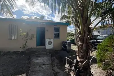 2956 NW 49th St, Miami: photo 1 of 5