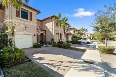 3436 W 90th St, Hialeah: photo 1 of 43