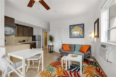 255 W 24th St #542, Miami Beach: photo 1 of 19