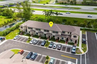11431 W 32nd Ln, Hialeah: photo 1 of 19