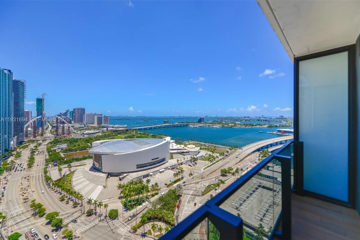 398 NE 5th St #2407, Miami: photo 1 of 26