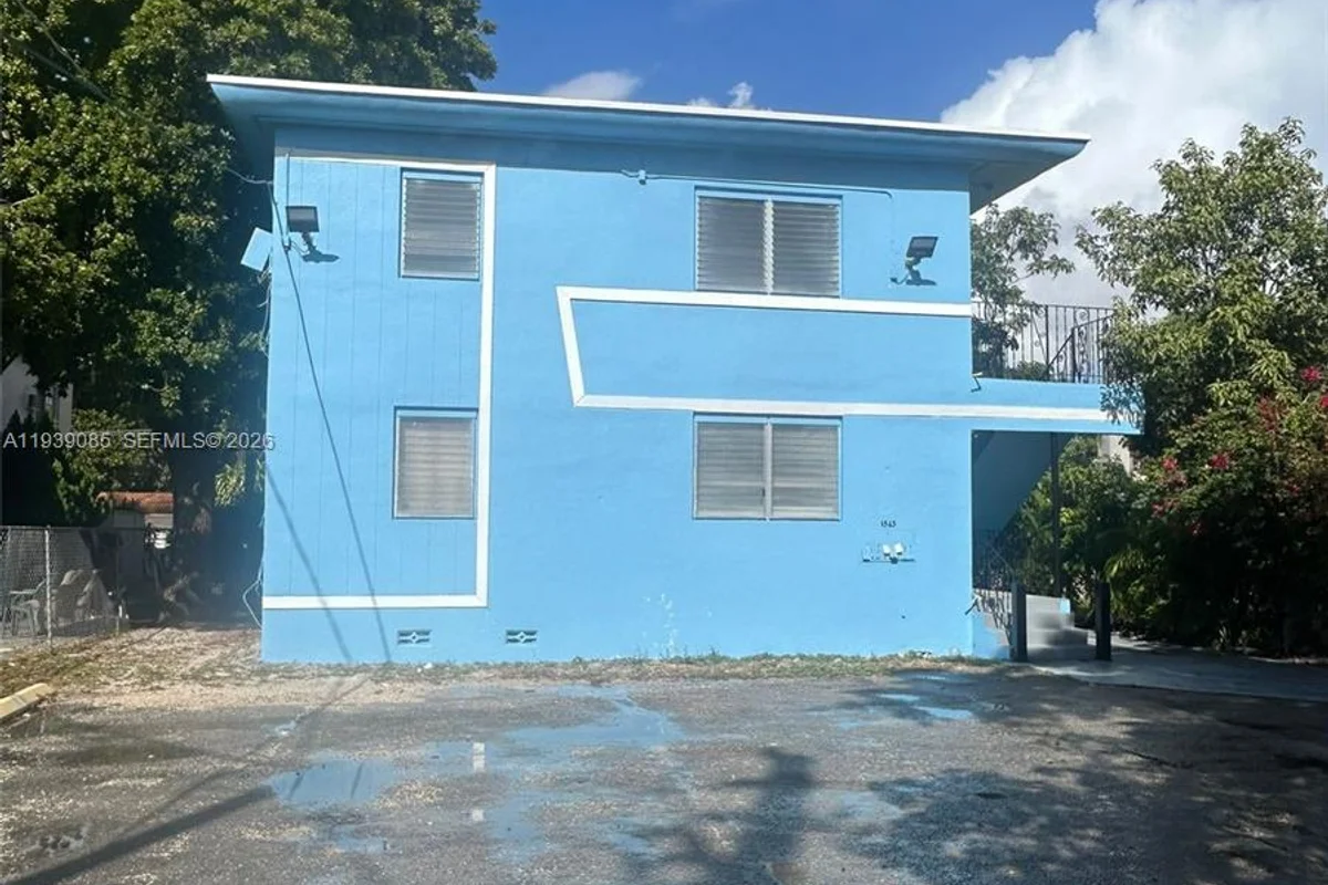 1565 SW 6th St, Miami: photo 1 of 45