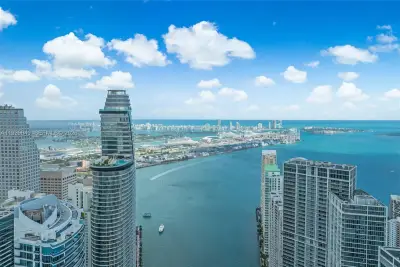 31 SE 5th St #3918, Miami: photo 1 of 24