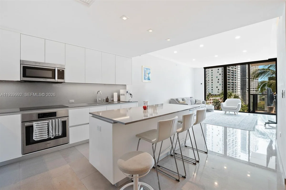 68 SE 6th St #805, Miami: photo 1 of 23