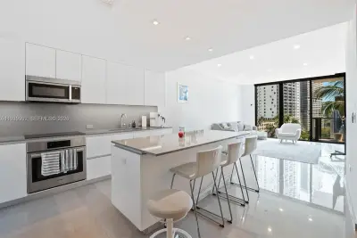 68 SE 6th St #805, Miami: photo 1 of 23