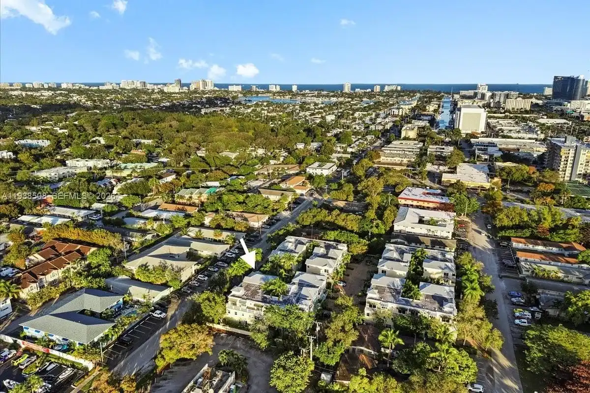 630 SE 15th St #3, Fort Lauderdale: photo 1 of 23
