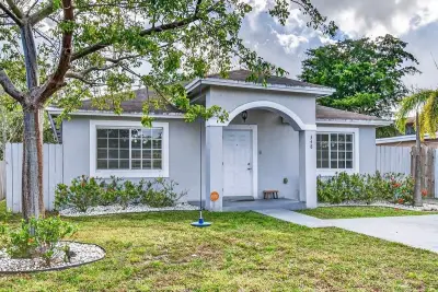 348 NW 40th Ct, Oakland Park: photo 1 of 31
